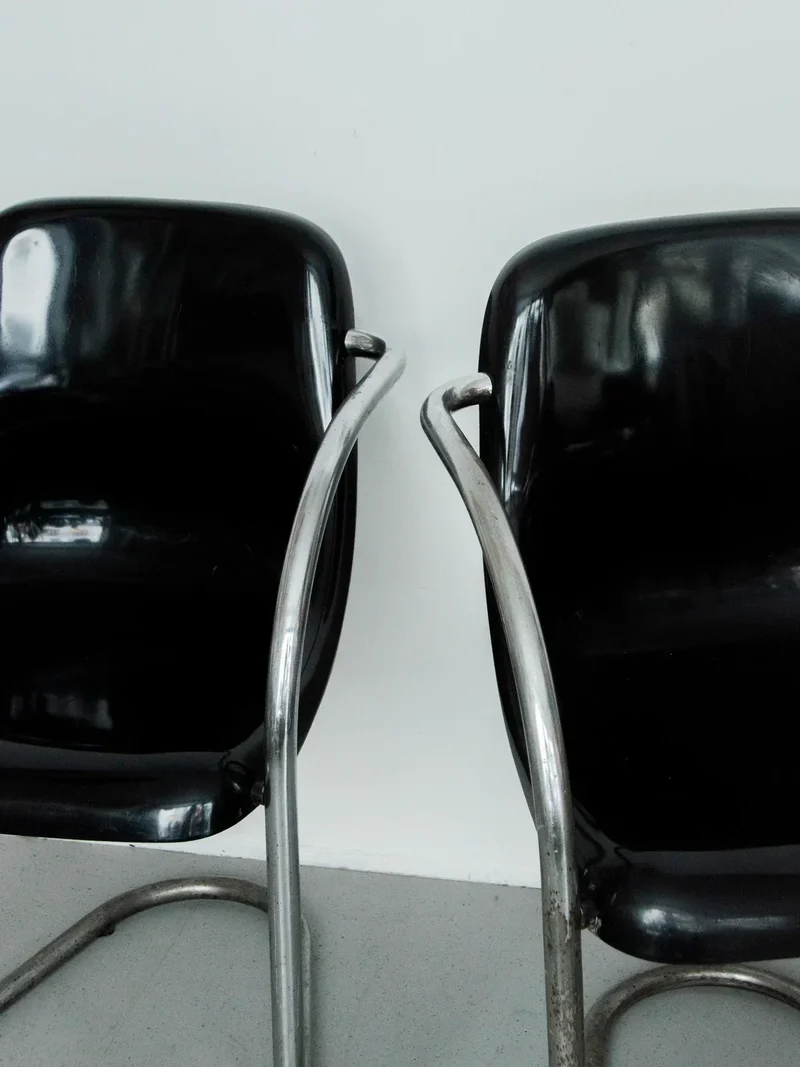 Alma, la paire de chaises coque en métal N°1297