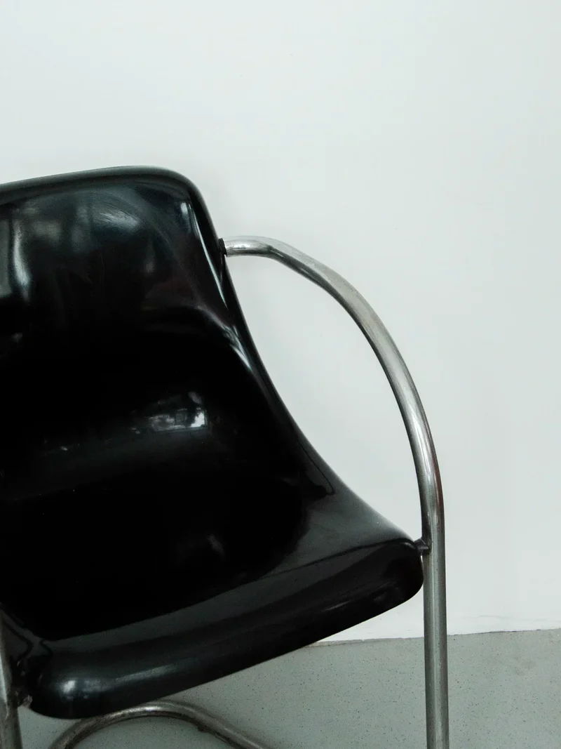 Alma, la paire de chaises coque en métal N°1297