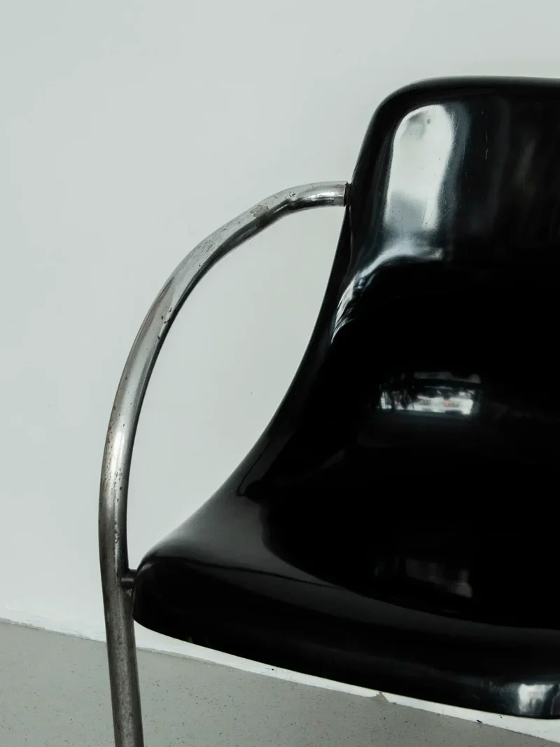 Alma, la paire de chaises coque en métal N°1297