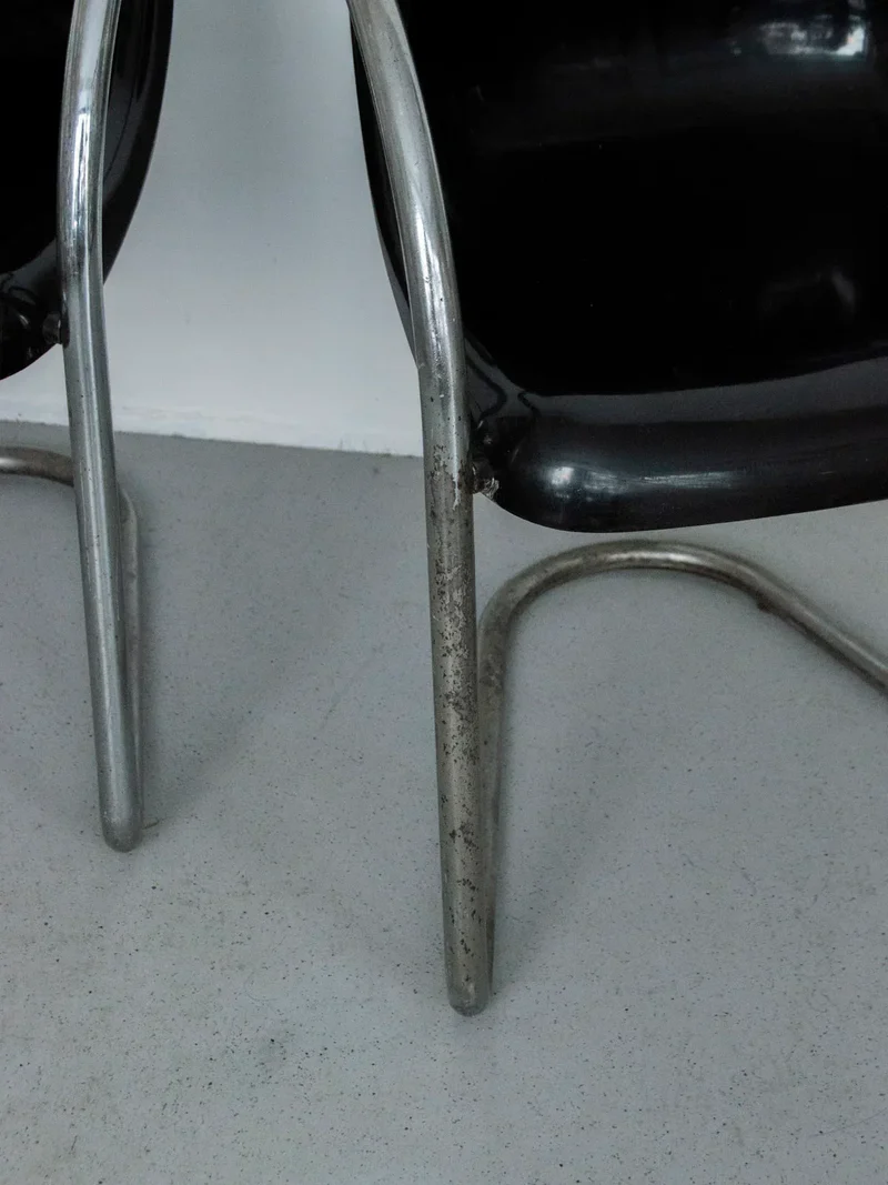Alma, la paire de chaises coque en métal N°1297