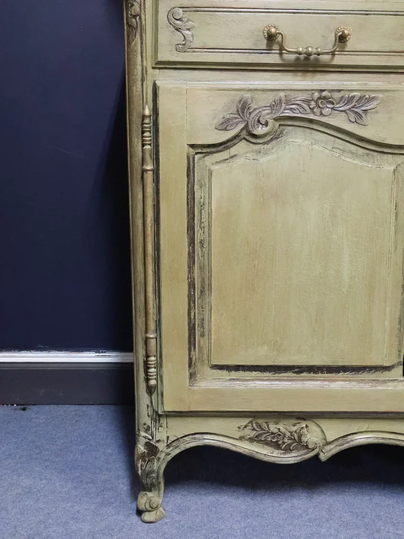 Gilbert, le grand buffet en bois vert patiné N°693