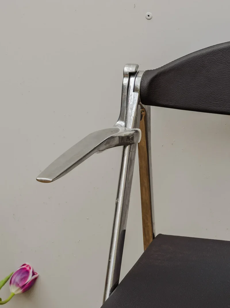 Alma, le lot de 6 chaises chromées en cuir noir N°1294
