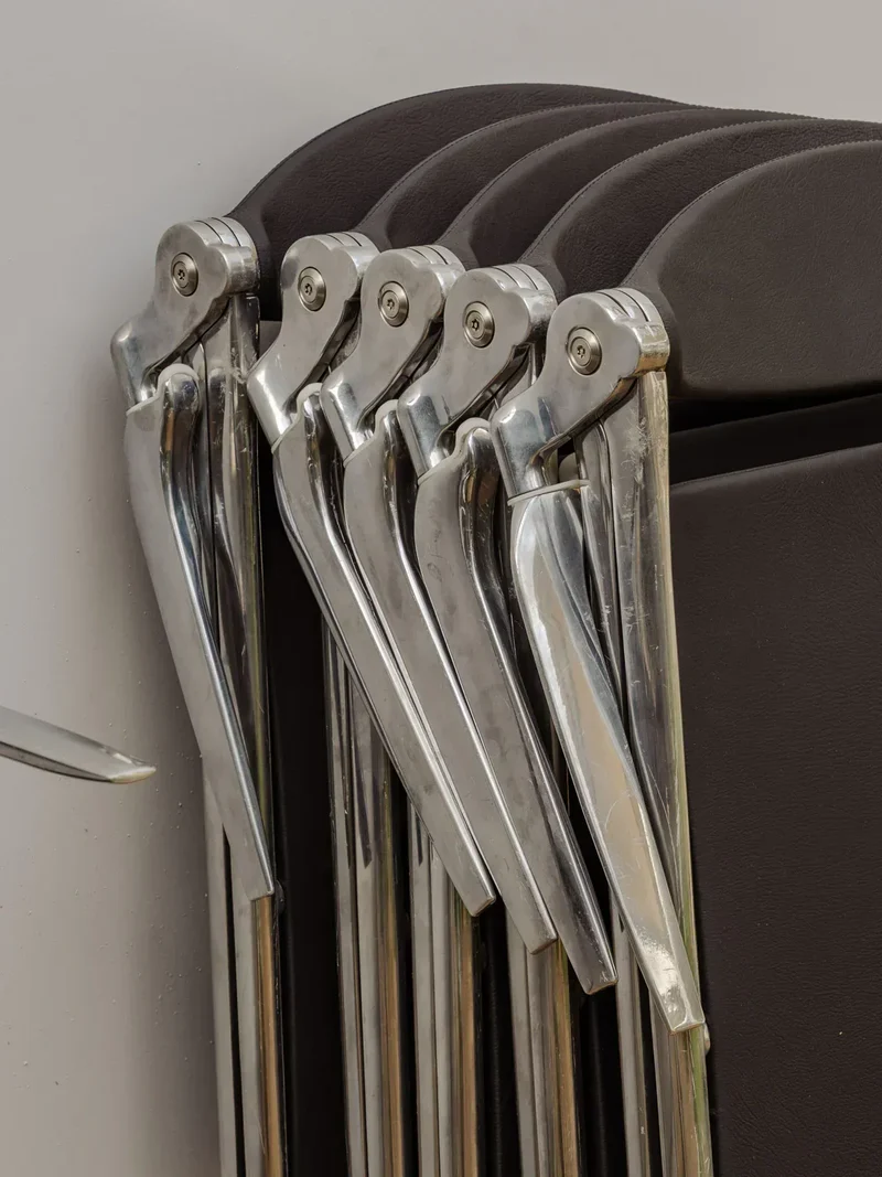 Alma, le lot de 6 chaises chromées en cuir noir N°1294