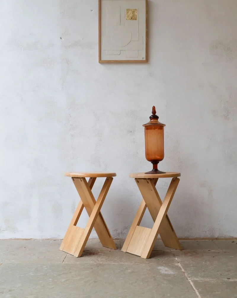 Axel, la paire de tabourets pliants en bois N°584