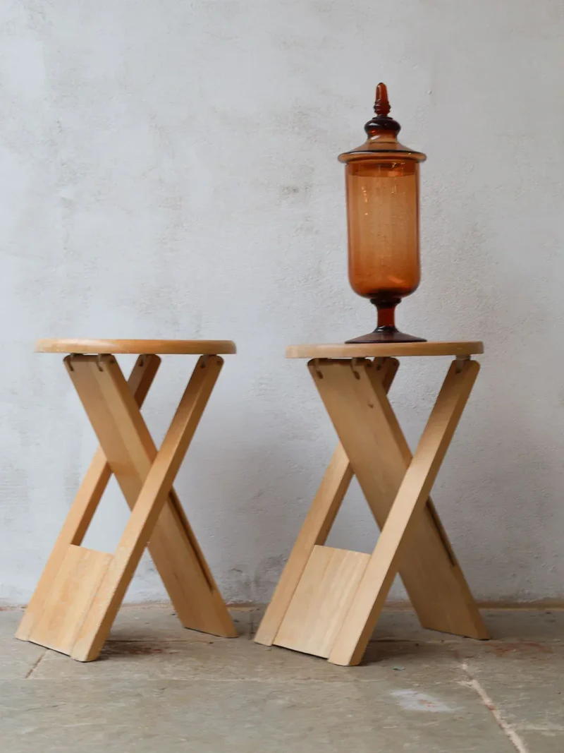 Axel, la paire de tabourets pliants en bois N°584