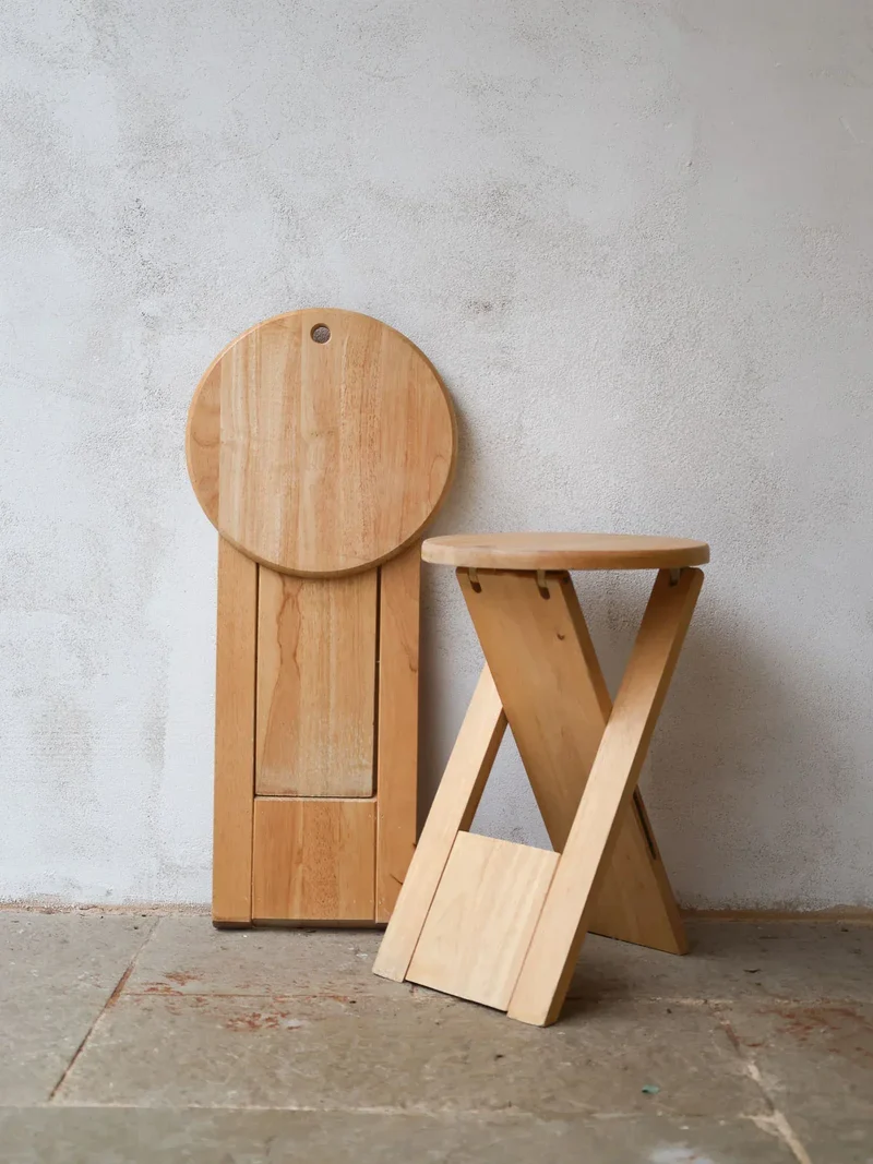 Axel, la paire de tabourets pliants en bois N°584