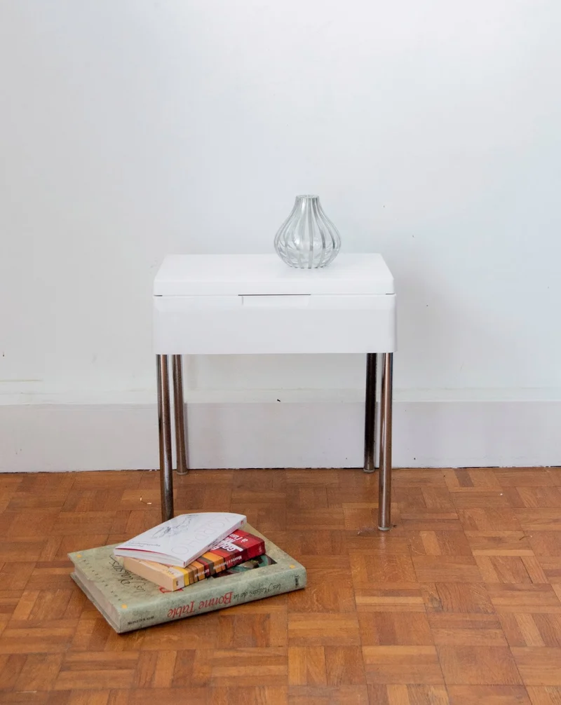 Hanna, la table d'appoint chromée et blanche N°793