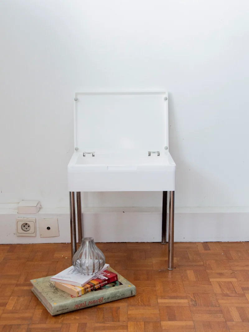 Hanna, la table d'appoint chromée et blanche N°793