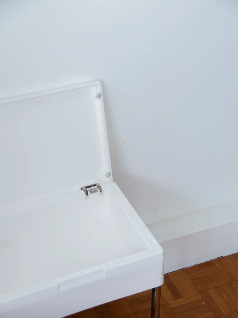 Hanna, la table d'appoint chromée et blanche N°793