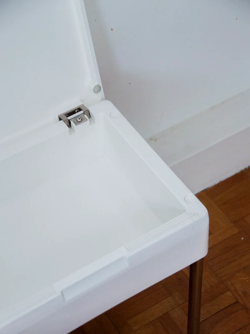Hanna, la table d'appoint chromée et blanche N°793
