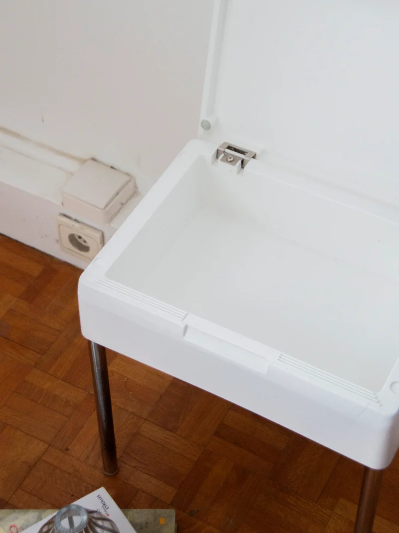 Hanna, la table d'appoint chromée et blanche N°793