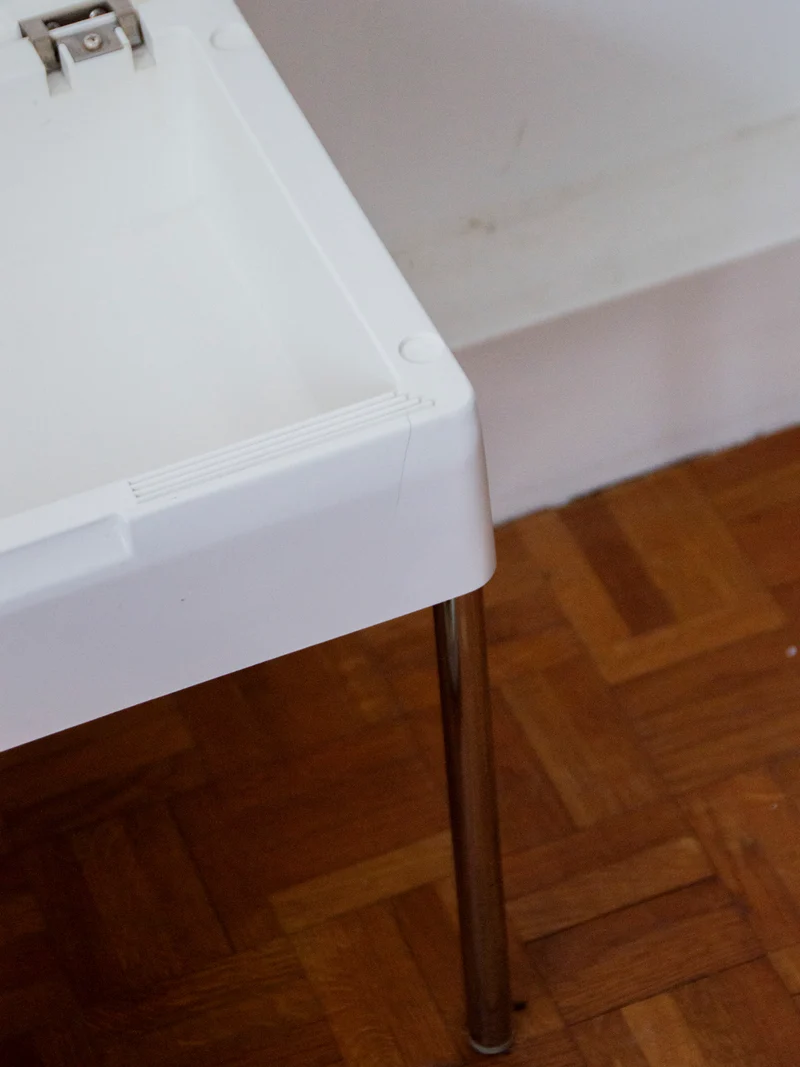 Hanna, la table d'appoint chromée et blanche N°793