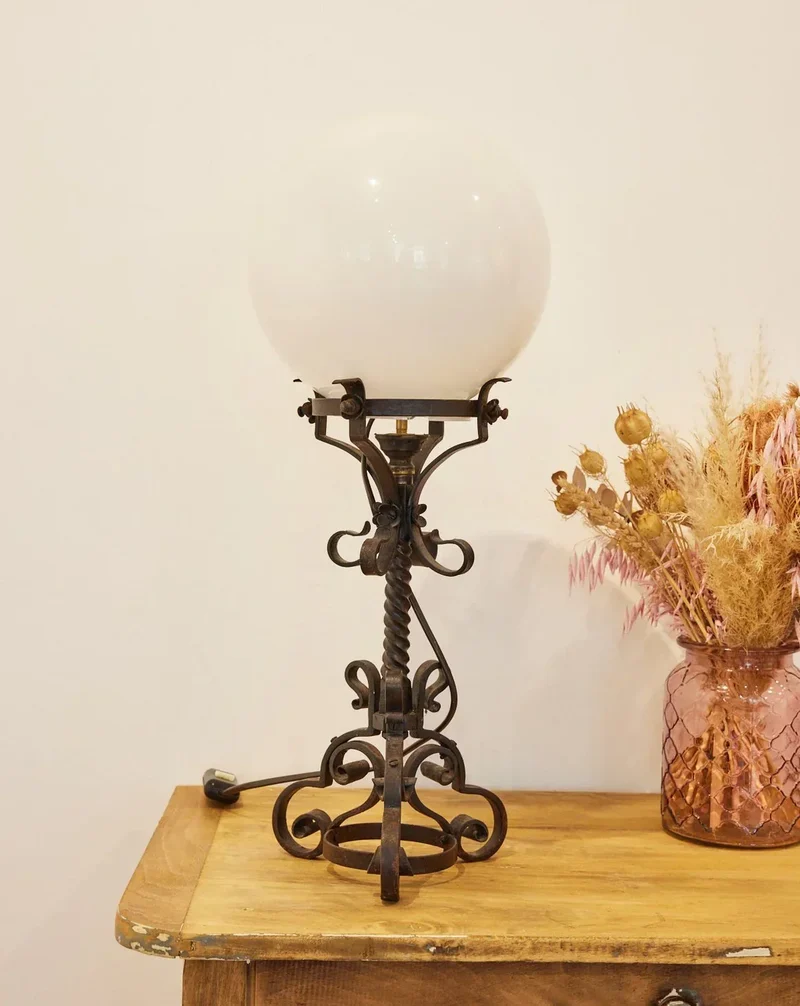 Suzanne, la lampe à poser Art Nouveau en fer forgé N°490