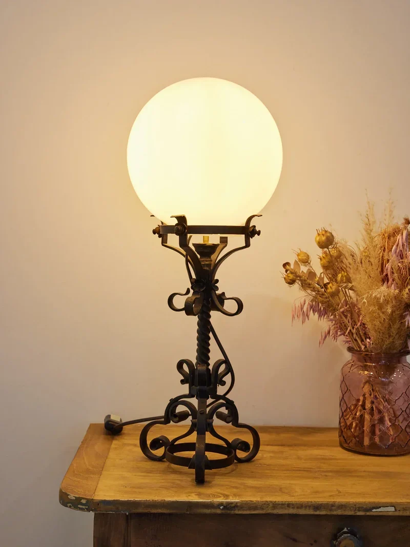 Suzanne, la lampe à poser Art Nouveau en fer forgé N°490