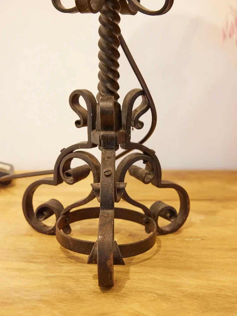 Suzanne, la lampe à poser Art Nouveau en fer forgé N°490