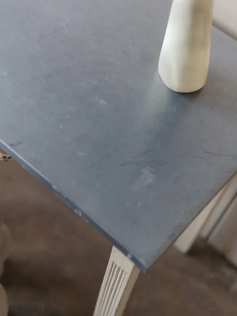 Romy, la petite table à manger en zinc N°602