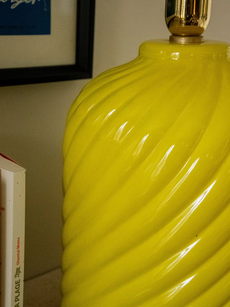 Julia, l'ensemble lampe, boîte et diffuseur en céramique jaune N°712