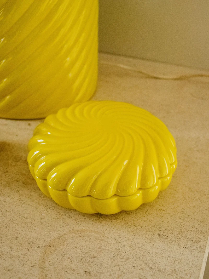 Julia, l'ensemble lampe, boîte et diffuseur en céramique jaune N°712