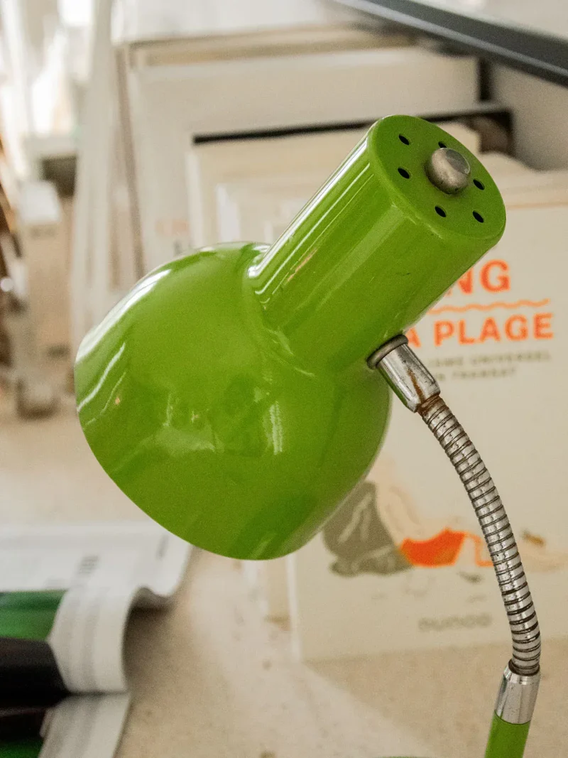 Julia, la lampe de bureau verte en métal N°705
