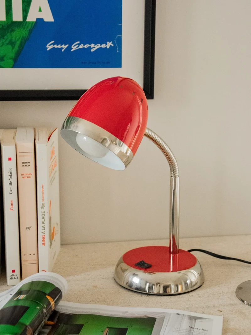 Julia, la lampe de bureau rouge en métal N°704