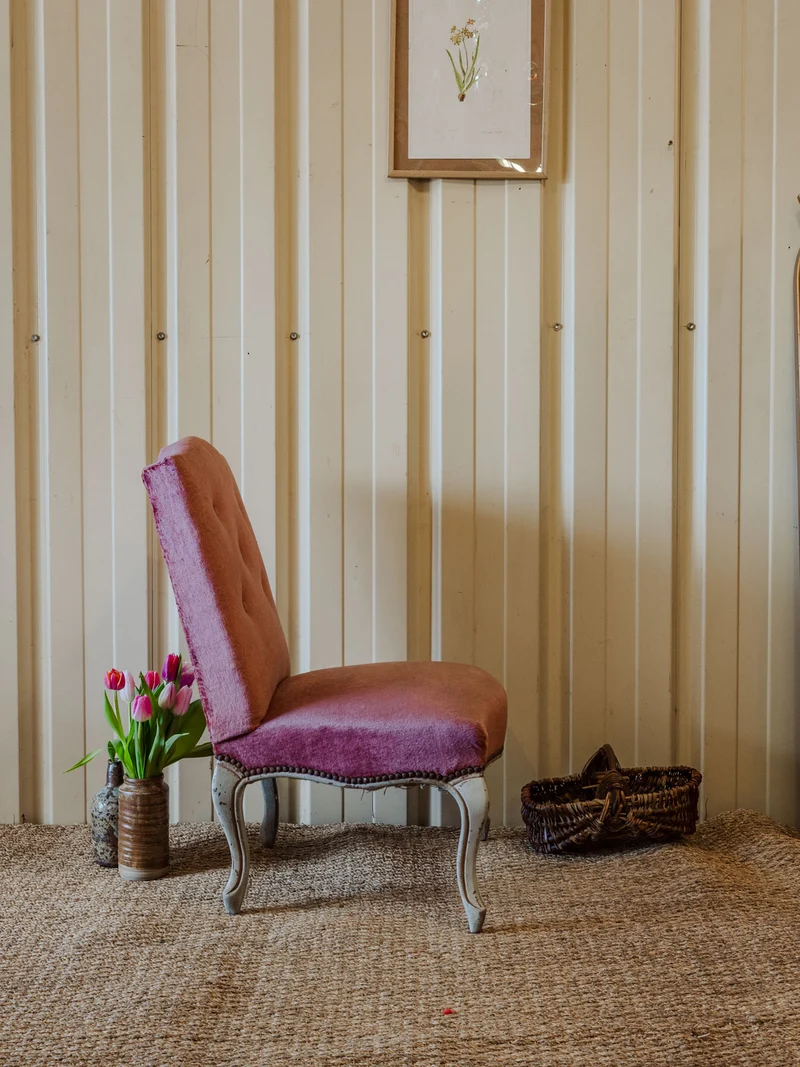 Ernest, le fauteuil en velours rose N°702