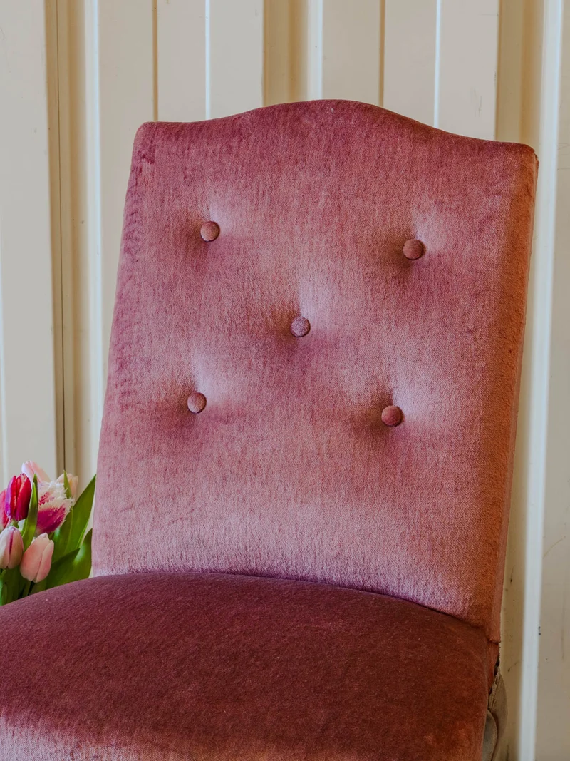 Ernest, le fauteuil en velours rose N°702