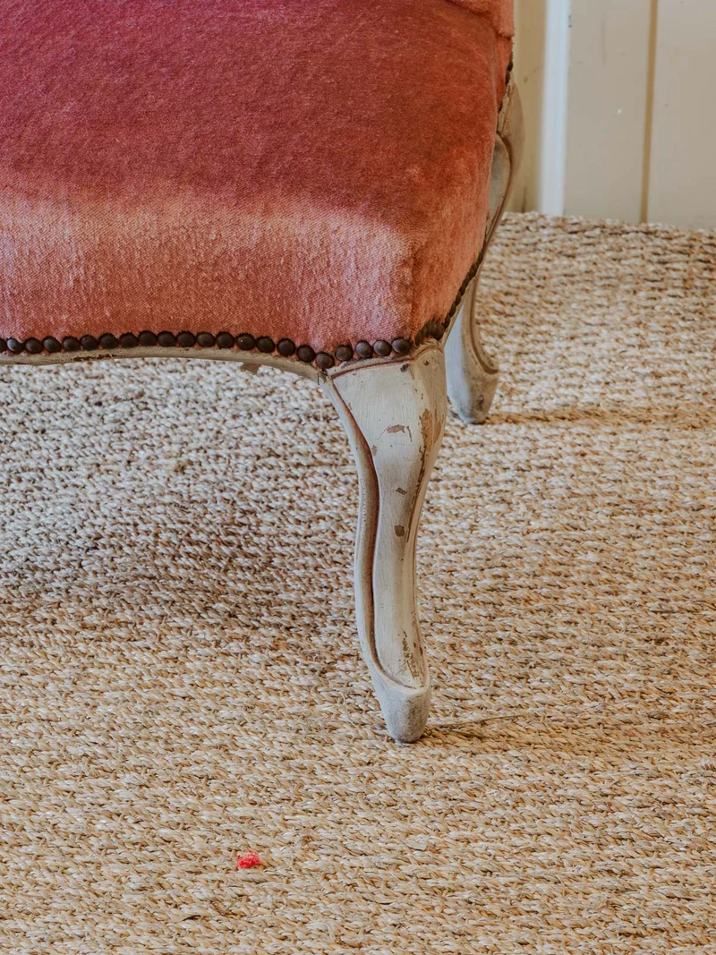 Ernest, le fauteuil en velours rose N°702
