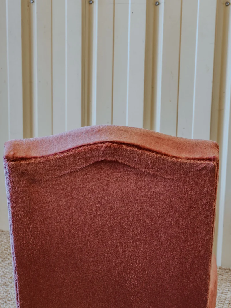 Ernest, le fauteuil en velours rose N°702