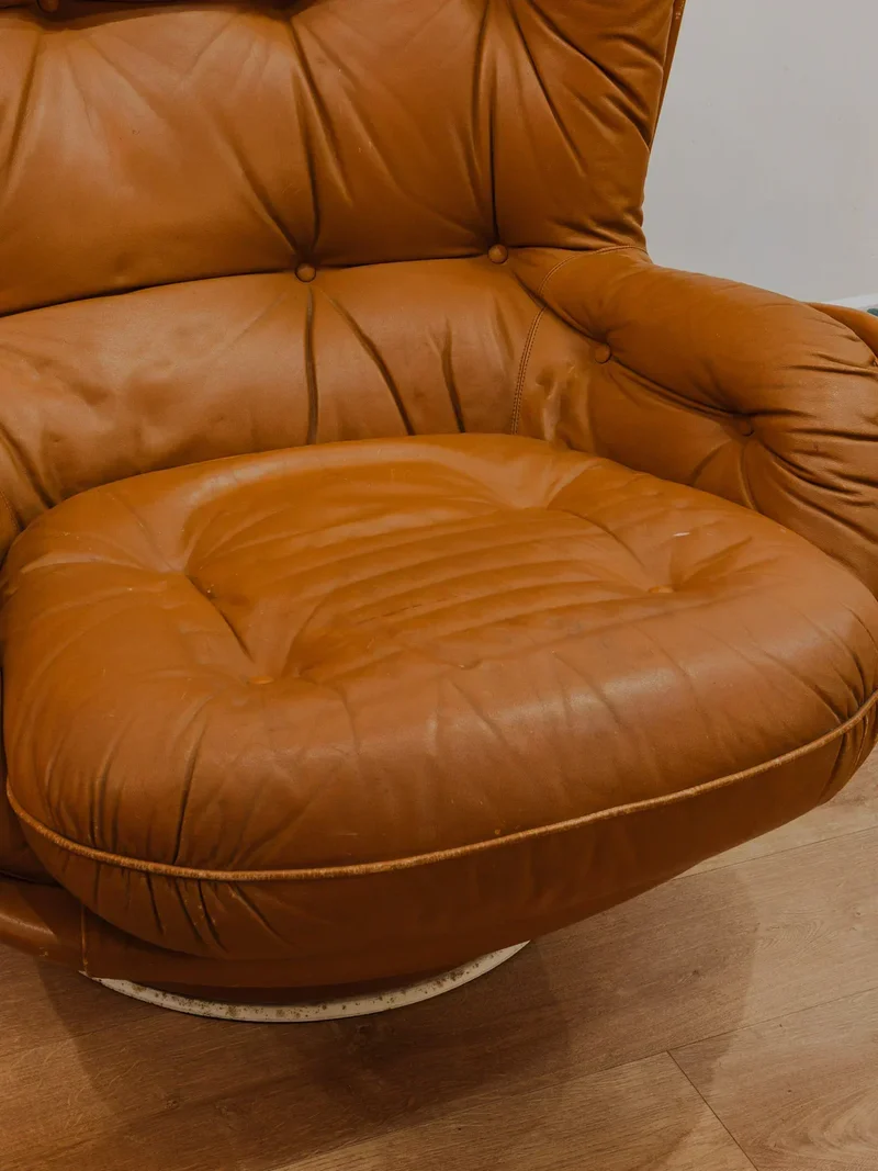 Jakob, le fauteuil en cuir pivotant N°860