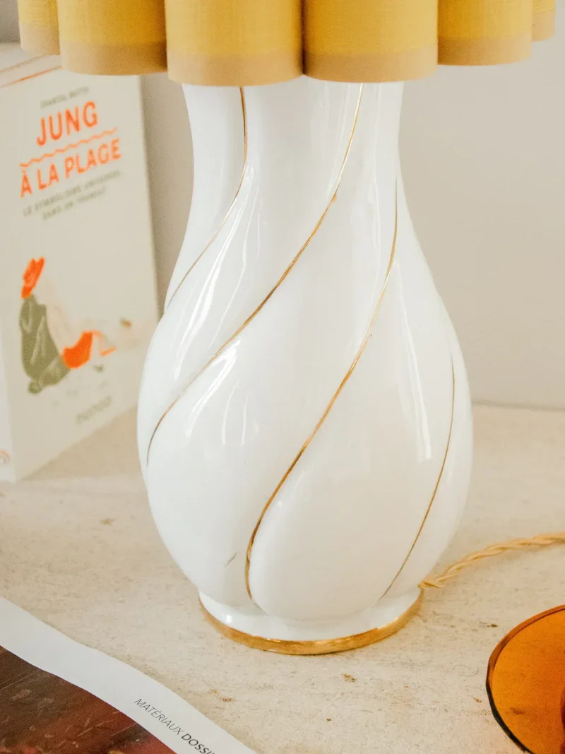Julia, la lampe moutarde en céramique N°700