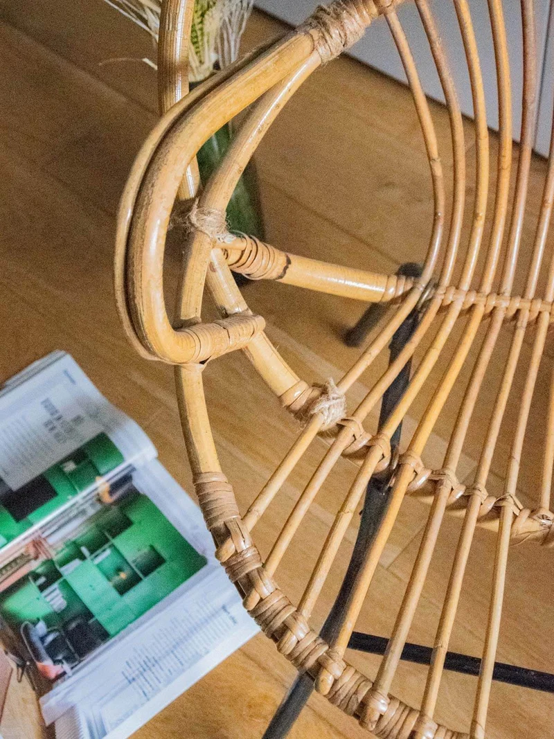 Ernest, le fauteuil en rotin et métal noir N°710