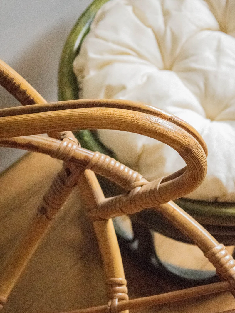 Ernest, le fauteuil en rotin et métal noir N°710