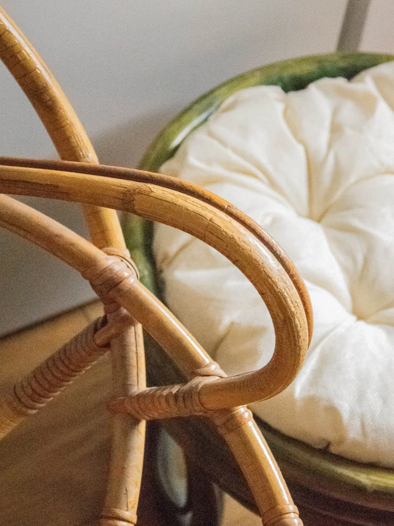 Ernest, le fauteuil en rotin et métal noir N°710