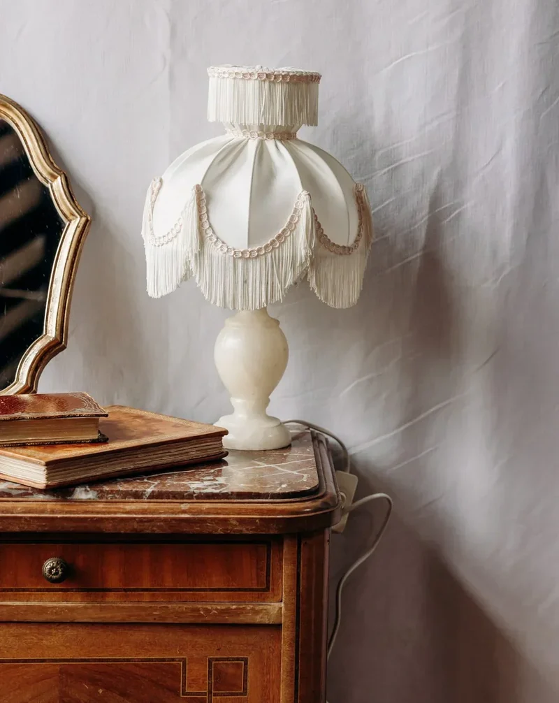 Suzanne, la lampe à poser en opaline et tissu N°481