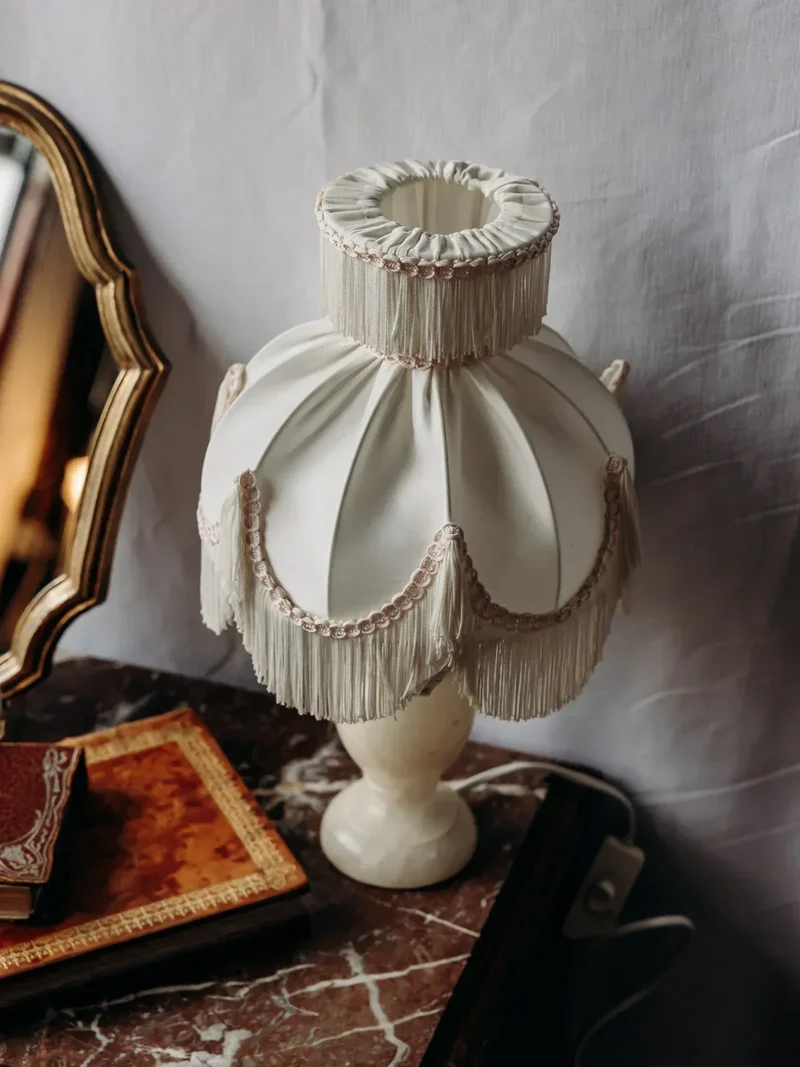 Suzanne, la lampe à poser en opaline et tissu N°481