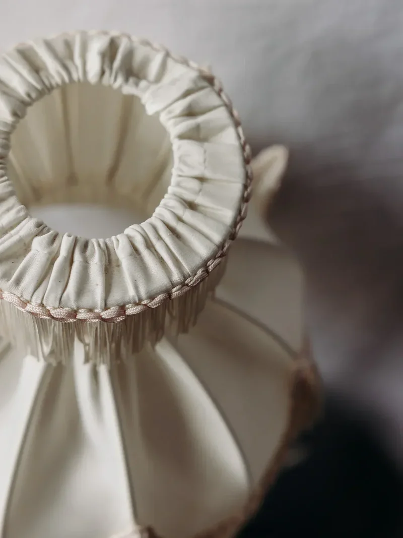 Suzanne, la lampe à poser en opaline et tissu N°481