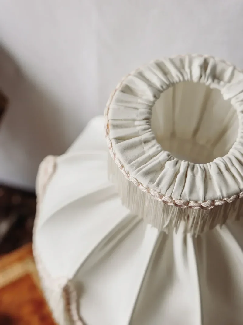 Suzanne, la lampe à poser en opaline et tissu N°481