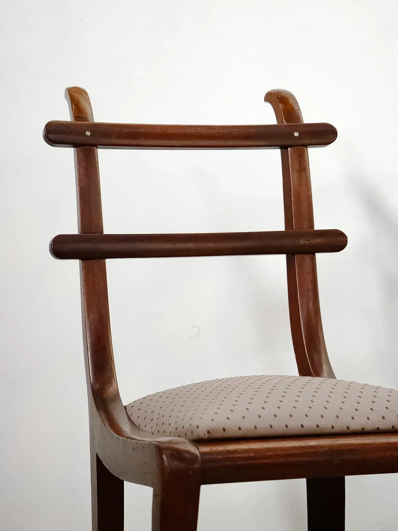 Claude, la paire de chaises en bois N°974