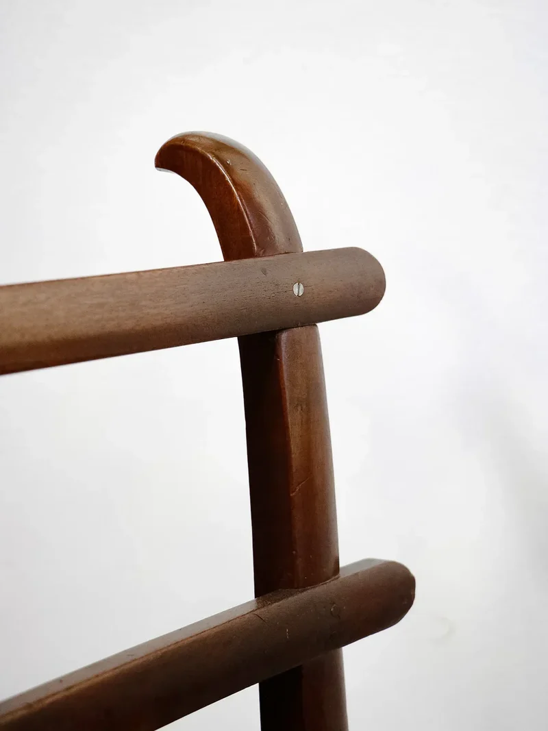 Claude, la paire de chaises en bois N°974