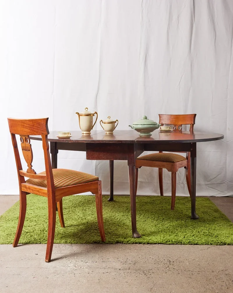 Romy, la grande table à manger pliante en acajou massif N°601