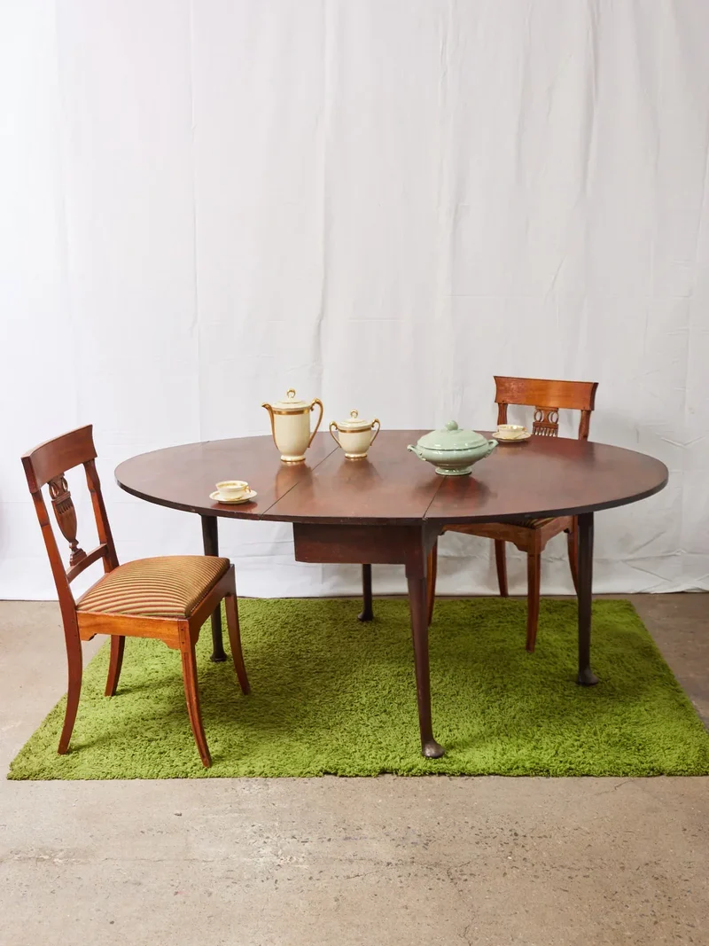 Romy, la grande table à manger pliante en acajou massif N°601
