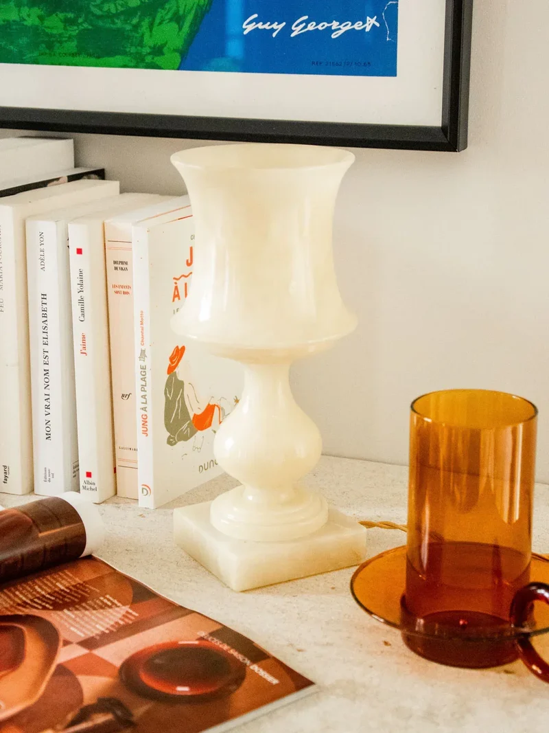 Suzanne, la grande lampe à poser en albâtre N°487