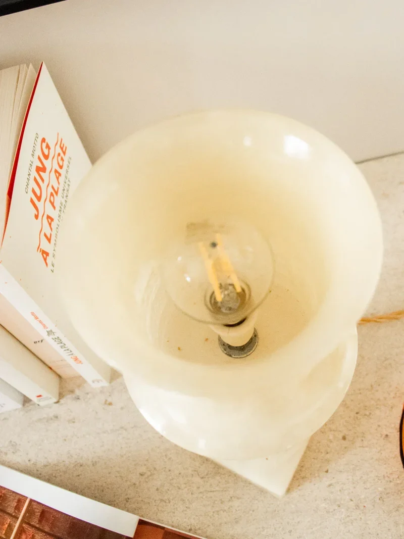 Suzanne, la grande lampe à poser en albâtre N°487