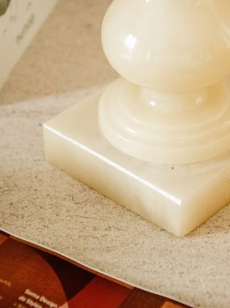 Suzanne, la grande lampe à poser en albâtre N°487