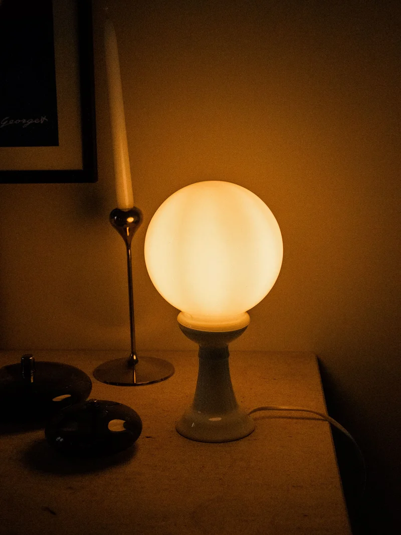 Julia, la lampe globe blanche en verre N°697