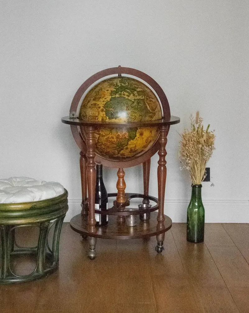 Quentin, le bar globe en bois foncé N°61