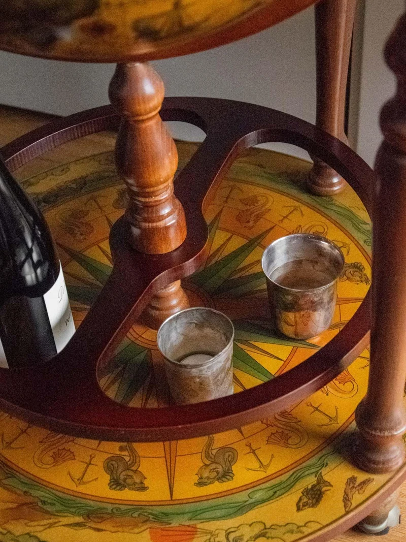Quentin, le bar globe en bois foncé N°61