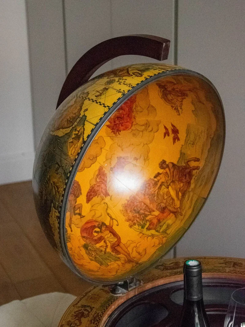 Quentin, le bar globe en bois foncé N°61