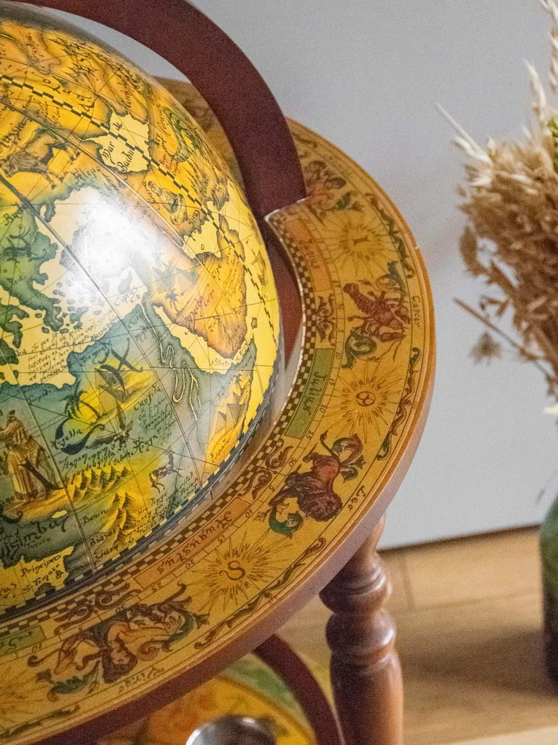 Quentin, le bar globe en bois foncé N°61