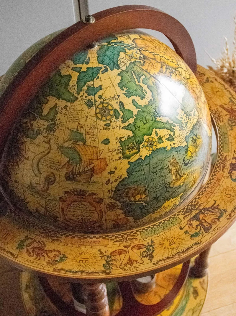 Quentin, le bar globe en bois foncé N°61